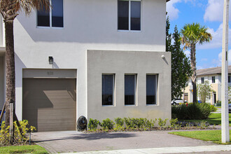 511 Pioneer Way in Royal Palm Beach, FL - Building Photo - Building Photo