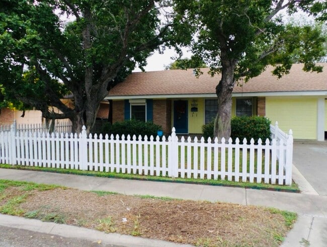 property at 4617 Hamlin Dr