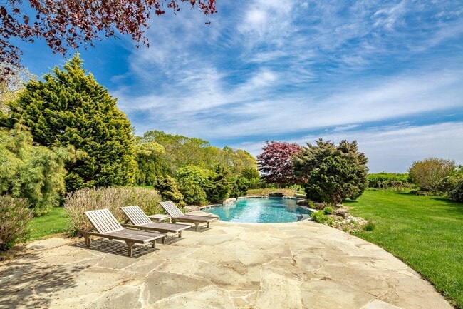 869 Head of Pond Rd in Water Mill, NY - Building Photo - Building Photo