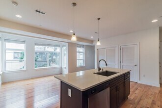 916 N 19th St in Philadelphia, PA - Building Photo - Building Photo