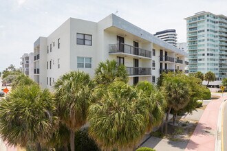 Merl Manor in Miami Beach, FL - Foto de edificio - Building Photo