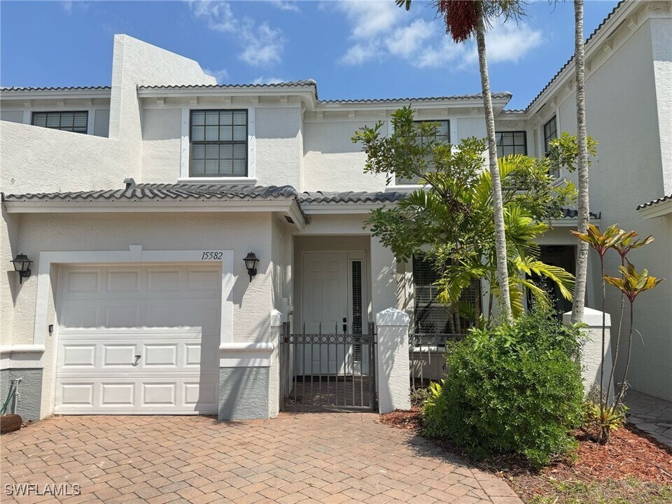 15582 Summit Pl Cir in Naples, FL - Building Photo