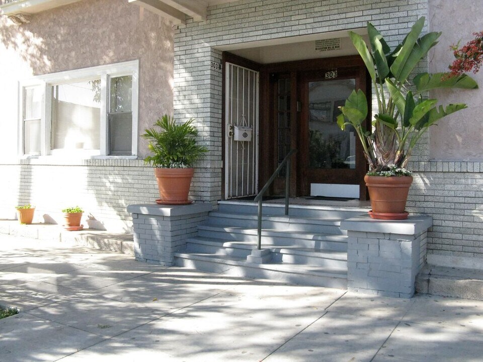 303 W 4th St in Long Beach, CA - Building Photo