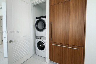 175 SE 25th Rd, Unit 1204 in Miami, FL - Foto de edificio - Building Photo