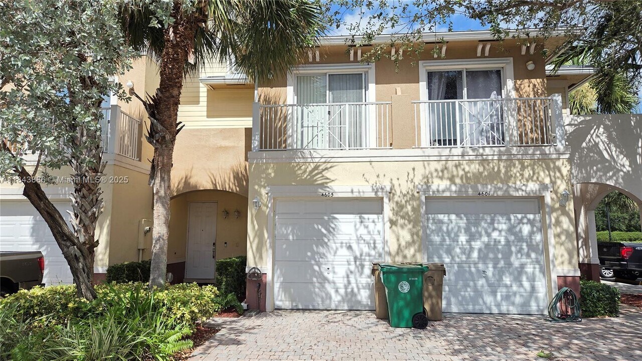 4605 SW 75th Way in Davie, FL - Building Photo
