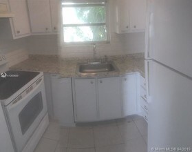 710 11th St-Unit -5 in Miami Beach, FL - Foto de edificio - Building Photo