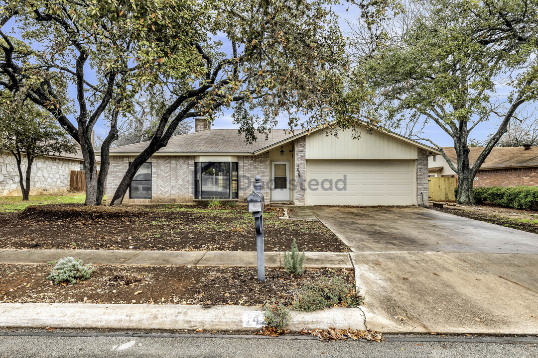 1423 Aylsbury Dr in San Antonio, TX - Building Photo