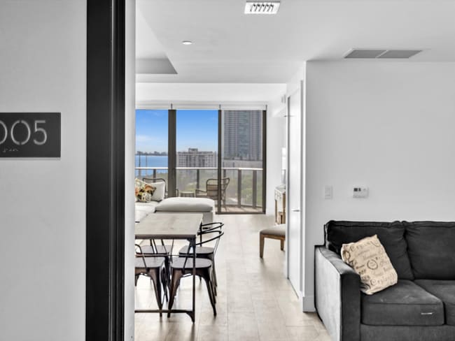 121 NE 34th St in Miami, FL - Building Photo - Building Photo