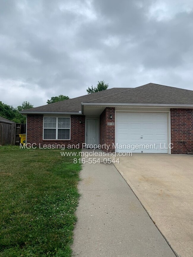 property at 914-916 SW Sandy Ln