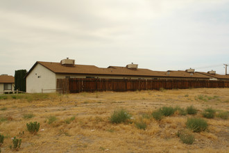 15992 Sequoia Ave in Hesperia, CA - Building Photo - Building Photo