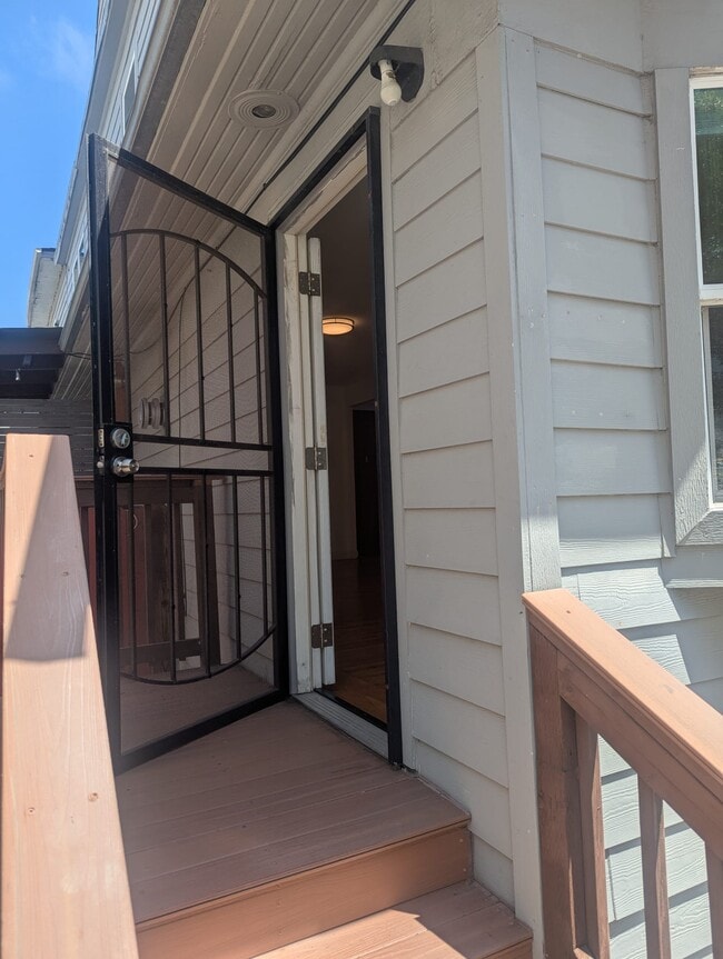 932 60th St, Unit Downstairs