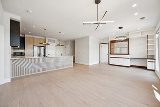 900 11th St SE, Unit 309 in Washington, DC - Foto de edificio - Building Photo