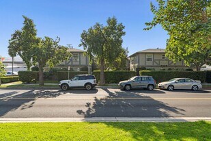 3720 W Chandler Blvd in Burbank, CA - Building Photo