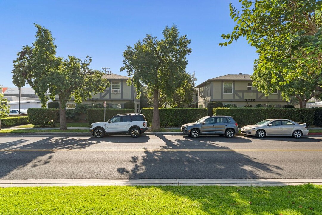 3720 W Chandler Blvd in Burbank, CA - Building Photo