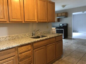 21 Middlesex Park, Unit 1st floor unit in Lowell, MA - Building Photo - Building Photo