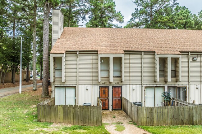913 E Raines Rd in Memphis, TN - Foto de edificio - Building Photo