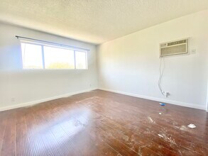2106 S Bentley Ave in Los Angeles, CA - Foto de edificio - Building Photo