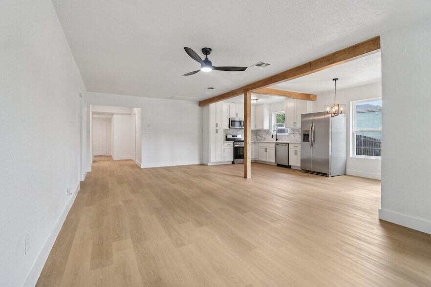 1105 N Sylvania Ave in Fort Worth, TX - Building Photo