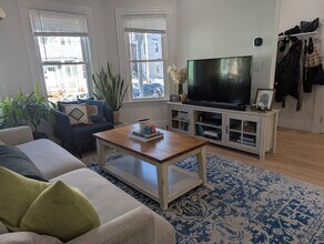 14 Seven Pines Ave, Unit 1 in Cambridge, MA - Foto de edificio - Building Photo