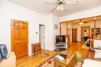 3311 N Hoyne Ave, Unit 3F in Chicago, IL - Foto de edificio - Building Photo