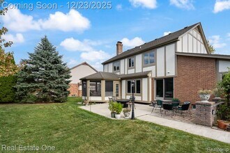 1574 Devonshire Dr in Troy, MI - Building Photo - Building Photo