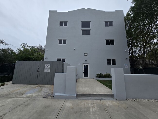 2012 SW 24th St in Miami, FL - Building Photo - Building Photo