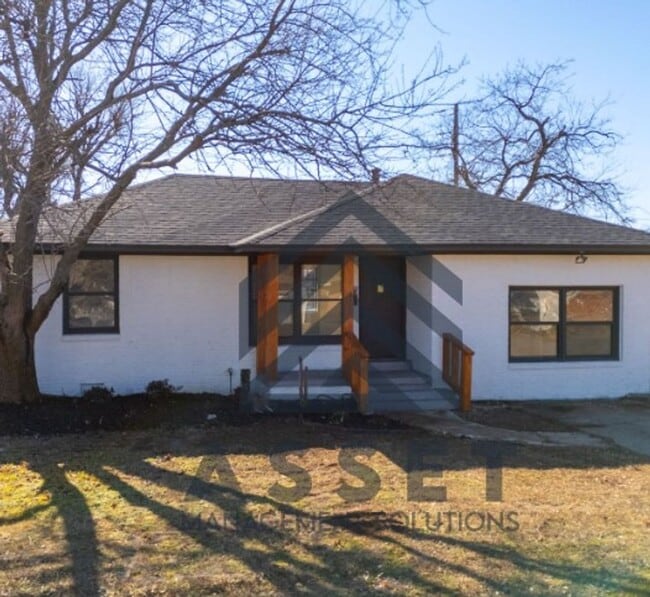 2024 Churchill Way in The Village, OK - Foto de edificio - Building Photo