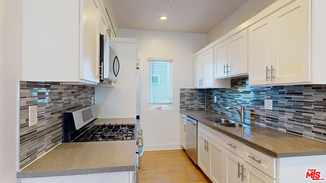 146 1/2 Rosemont Ave in Los Angeles, CA - Foto de edificio