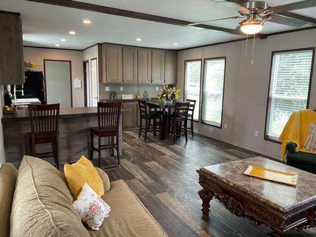 2300 Ward Bend Rd in Sealy, TX - Foto de edificio
