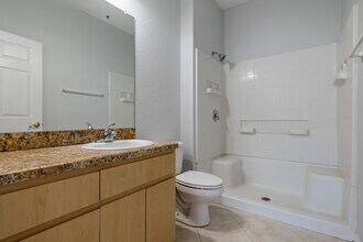 Pine Oaks Apartments in Spring Hill, FL - Foto de edificio - Interior Photo