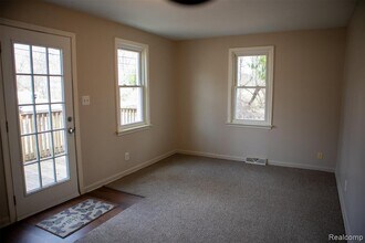 604 Trombley Rd in Troy, MI - Building Photo - Building Photo