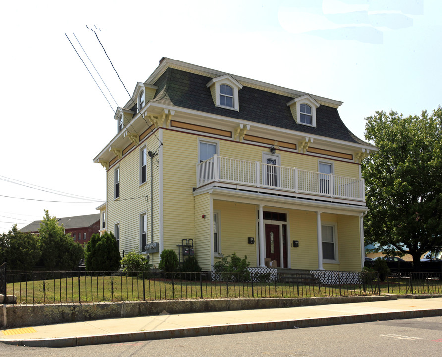 21 Jefferson St in Milford, MA - Foto de edificio