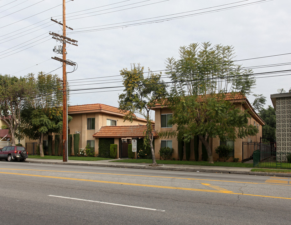 17447 Vanowen St in Van Nuys, CA - Building Photo