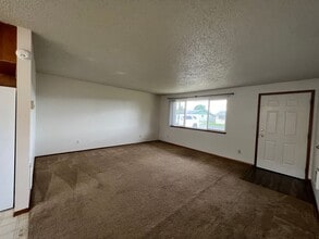 210 Blossom Dr in Moxee, WA - Building Photo - Building Photo