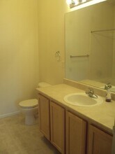 5255 Memphis St, Unit 206 in Denver, CO - Foto de edificio - Building Photo