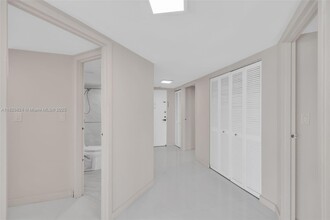 2333 Brickell Ave in Miami, FL - Building Photo - Building Photo