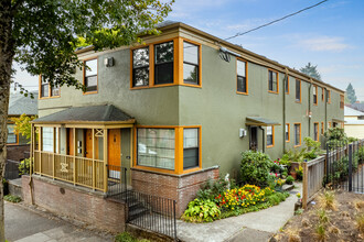 2105 SE Caruthers St in Portland, OR - Foto de edificio - Building Photo