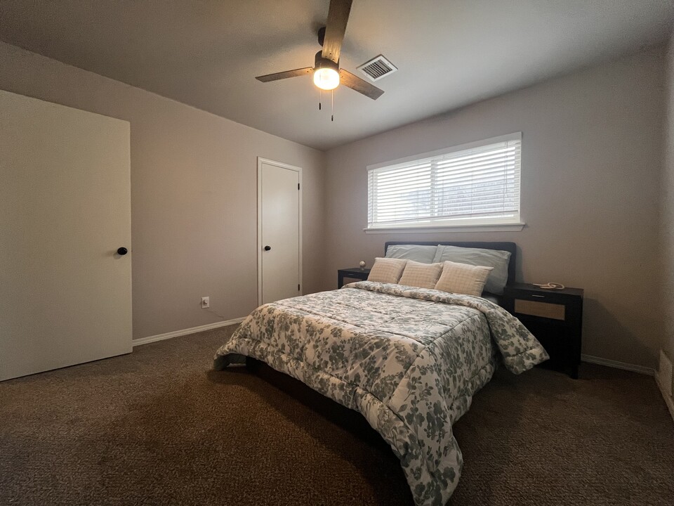 9625 E 27th St, Unit Queen Bedroom in Tulsa, OK - Building Photo