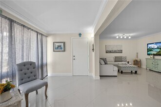 2100 Gulf Shore Blvd N in Naples, FL - Foto de edificio - Building Photo