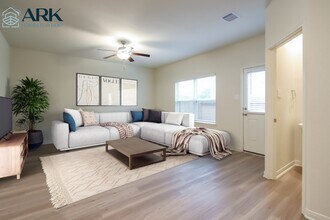 580 Solomon Ln in Brookshire, TX - Building Photo - Building Photo