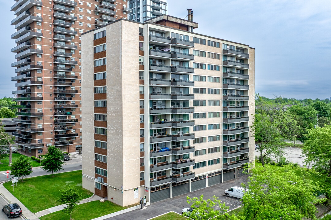 Park Heights Limited in Mississauga, ON - Building Photo