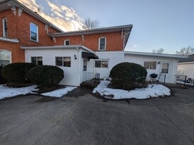 5165 E Lake Rd, Unit Apt D in Sheffield Lake, OH - Building Photo