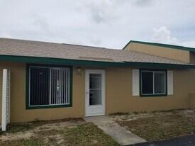 242 Winter Ridge Blvd in Winter Haven, FL - Building Photo