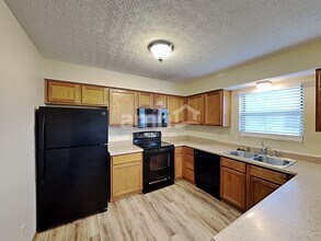 3047 Hollybank Rd in Reynoldsburg, OH - Foto de edificio - Building Photo