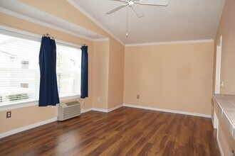 15062 NW Central Dr in Portland, OR - Building Photo - Building Photo