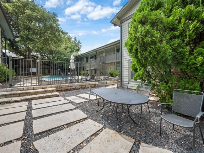 2303 East Side Dr, Unit 109 in Austin, TX - Building Photo - Building Photo