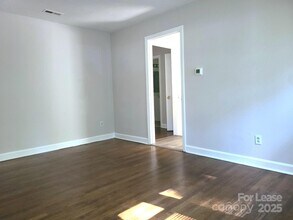 956 S Hoskins Rd in Charlotte, NC - Building Photo - Building Photo