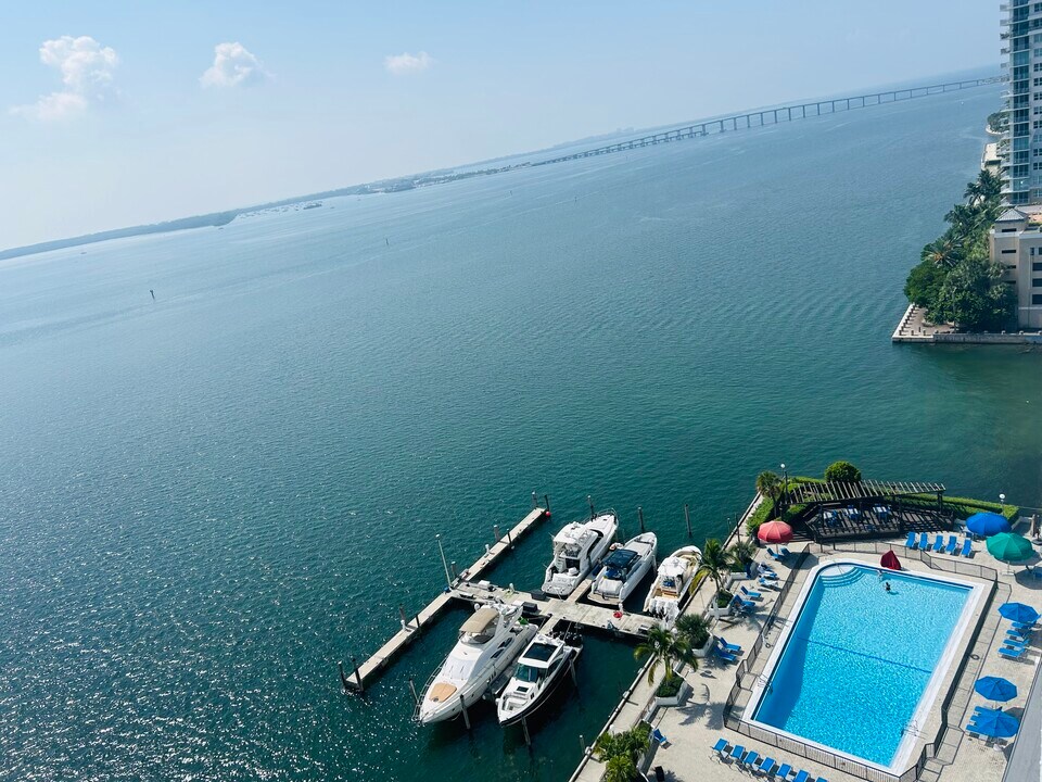 905 Brickell Bay Dr, Unit 1730 in Miami, FL - Foto de edificio