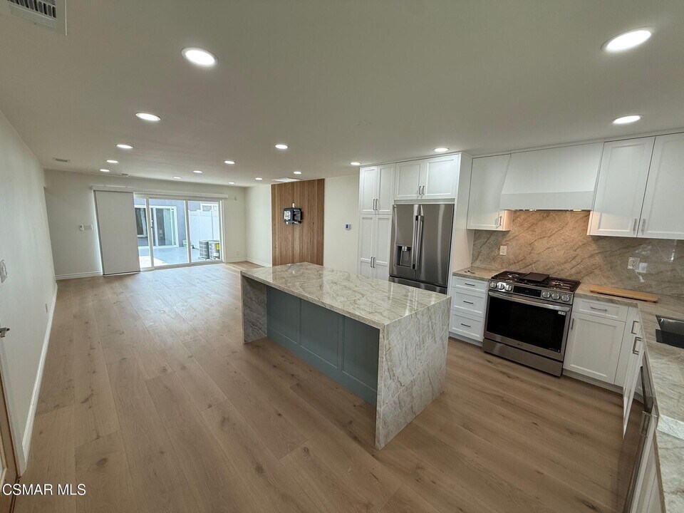102 W Alta Green in Port Hueneme, CA - Building Photo