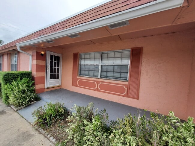 2929 W Oak Ridge Rd, Unit A4 in Orlando, FL - Building Photo - Building Photo
